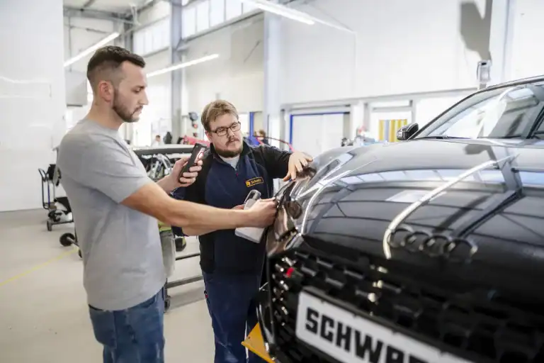 Qualitätskontrolle von Martin Schwarz, Inhaber der Schwarz KG am Ende der Unfall-Reparatur