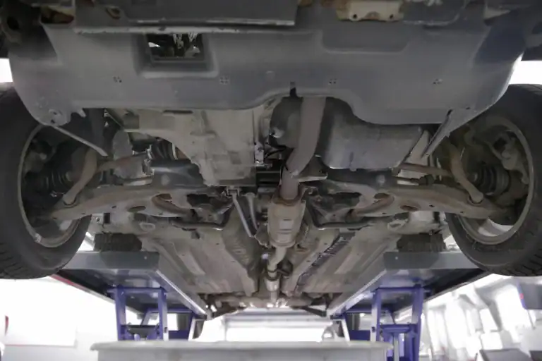 Auto steht auf einer Hebebühne für einen Unterbodenschutz