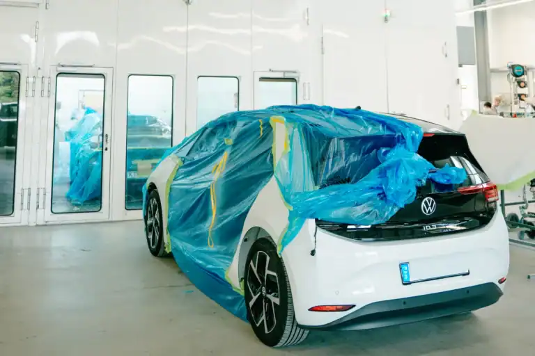 VW ID3 steht vor der Lackierkabine einer Lackiererei bei Würzburg