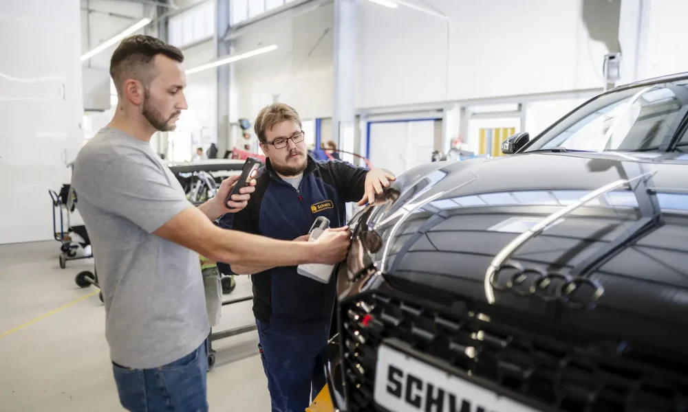 Qualitätskontrolle von Martin Schwarz, Inhaber der Schwarz KG am Ende der Unfall-Reparatur
